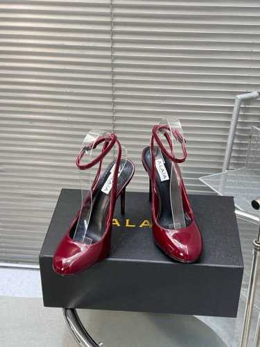出厂P P390 Alaia阿莱亚 新款圆头高跟鞋单鞋 顶级！ 精致优雅还具有时髦利落，穿上它休闲日常与高级奢华驾驭自如。 面料：牛皮 漆皮 内里：牛皮 大底：