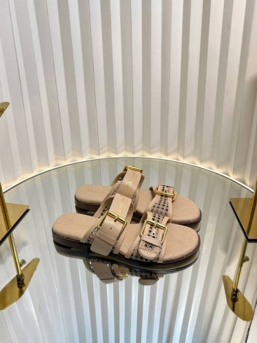 迪奥 Dior 2025 春夏新款 D-Avenue果冻色女鞋 Cd字母Logo五金皮带扣镂空藤格纹平底圆头露趾凉拖鞋 市面顶级版本 材质:鞋面进口小牛皮+水染