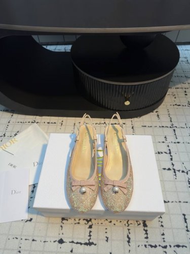 这款 Dior Ballet 露跟高跟鞋是2025早春成衣系列新品 设计高雅精致 采用黑色绗缝牛皮革等材质精心制作 展示藤格纹图案 正面饰以精美的罗缎蝴蝶结 点