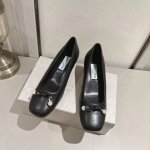 Jimmychoo 吉米周，24ss ELME纳帕小羊皮绝美小方跟跳舞鞋来啦！历久弥新芭蕾舞超舒服4.5厘米小粗跟设计。采用经典鞋楦优美升级，皮料材质精心挑选，