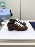 出厂 高版本 Prada普拉达 25 春夏 走秀 新款绑带镂空鞋带玛丽珍粗跟单鞋今年的绑带元素超级火真的好时髦颜值和舒适度这块都把我吃的死死的！可盐可甜的娃娃头
