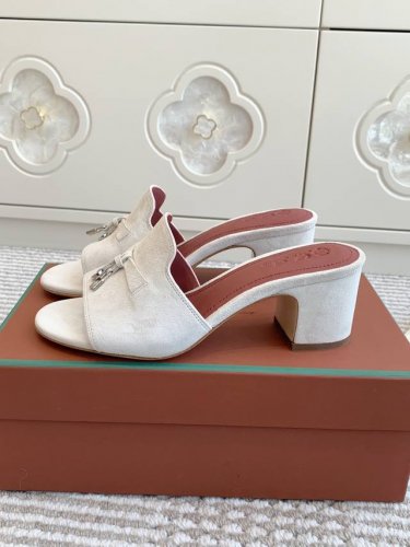 平底 粗跟 代购级 Loro piana Summer Charms Ser LP女士凉鞋拖鞋产品详情：这款绒面羊皮革凉鞋搭配饰有Loro Piana My C