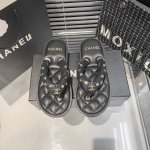 出厂： Chanel 香奈儿春夏新款 沙滩夹脚拖鞋 面包拖 人字拖 网红新款“小胖丁”，无法抵挡的可爱！马卡龙冰淇淋配色加上胖墩墩的体型，就像踩在面包 踩在云朵