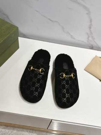 出厂 、Gucci古驰 24ss 秋冬新款 平底羊毛拖鞋 超舒适的 双带毛拖 简约随性 时髦有范，慵懒又不乏高级感，最舒适的拖鞋没有之一 随意上脚都好看有型，绝 - 点击图像关闭