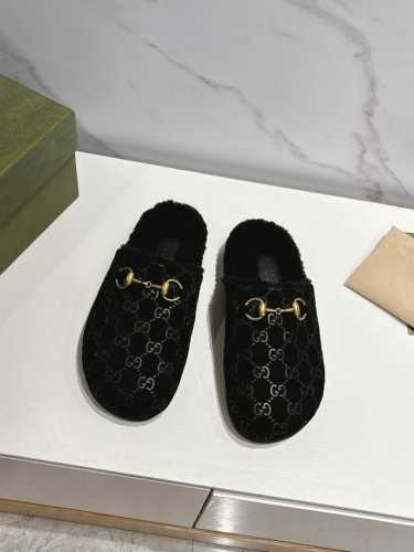 出厂 、Gucci古驰 24ss 秋冬新款 平底羊毛拖鞋 超舒适的 双带毛拖 简约随性 时髦有范，慵懒又不乏高级感，最舒适的拖鞋没有之一 随意上脚都好看有型，绝