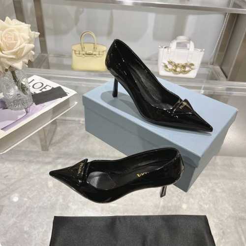 prada 普拉达 24 出厂价p 专柜走秀款尖头单鞋 三角扣标 高跟 早春走秀款！ 鞋面：高定制漆皮面料 内里：进口水染羊皮 大底：原版意大利真皮大底 跟高：