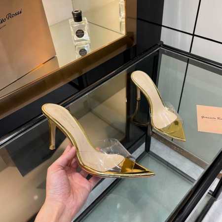 gianvito rossi 2025新款拖鞋原版开发顶级版本代购品质这双尖头高跟漆皮树叶装饰女凉鞋，宛如夏日里的一首优美诗篇。尖头设计优雅迷人，凸显脚部线条的 - 点击图像关闭