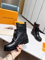 皮底 .橡胶 P360..M,Louis Vuitton 20Ss！Metrolis平底靴取材牛皮革和帆布展现路易威登对潮流战地靴的别样解读鞋舌皮革贴饰压印品牌