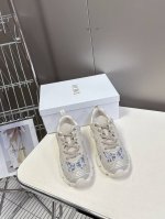 Dior迪奥Chrono系列运动鞋 太古汇Rmb1 购入开发 这款Dior Chrono运动鞋延续经久不衰的轮廓，采用网纱精心制作，所以上脚会特别的舒服哦 饰以
