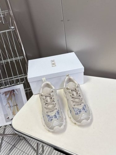 Dior迪奥Chrono系列运动鞋 太古汇Rmb1 购入开发 这款Dior Chrono运动鞋延续经久不衰的轮廓，采用网纱精心制作，所以上脚会特别的舒服哦 饰以