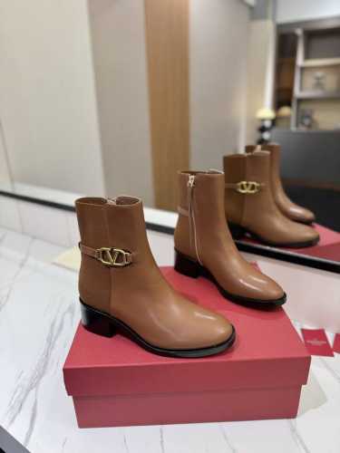 VALENTINO华伦天奴 外腰设计小V扣高级辣妹kelly Jumping骑士靴顶级牛品匠心好货经典再现拒绝不了的款式谁穿都好看 优雅风格，创造不一样的感觉