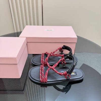 厂价p弹力绳 水钻300 Miu Miu 缪缪24S春夏新品 发布会巴黎时装周夹脚凉鞋 简直是夏天穿搭的时髦巅峰 鞋面采用进口牛皮 弹力绳 水钻 内里踮脚采用进