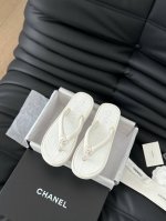橙子出厂价p chanel 香奈儿 春夏新款 丝绒厚底面包人字拖 夹脚拖鞋 这系列真的绝了 质感真的很 Nine 真的很久没有碰到这么心仪的款式了~ 而且上脚非