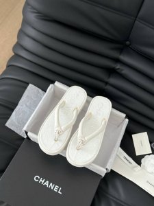 橙子出厂价p chanel 香奈儿 春夏新款 丝绒厚底面包人字拖 夹脚拖鞋 这系列真的绝了 质感真的很 Nine 真的很久没有碰到这么心仪的款式了~ 而且上脚非
