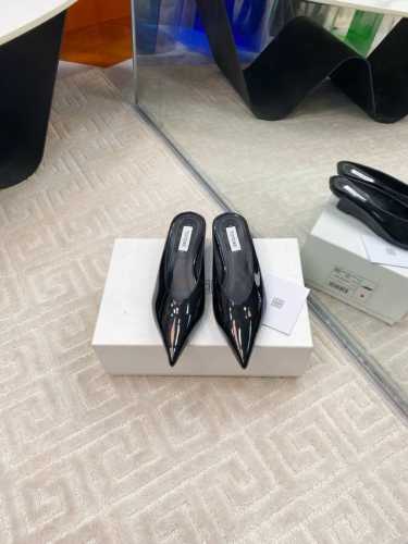 出厂价 Toteme 新款玛丽珍小皮鞋 极简轻奢，干净时髦法式慵懒风，质感真的很绝。经典不过时穿搭的一把手对版牛皮面料，羊皮内里，意大利进口真皮大货，码数：35