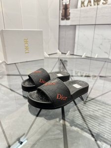 售 价: 商品商标：Dior* 迪奥* 拖鞋正码码数: 35-47 可订做35.36.46.47定做 商品材料：鞋面专柜原版材料，舒适内里，原版大底编 号：82