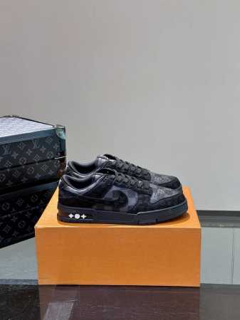 顶级 L.V* X Nike联名低帮休闲运动鞋，采用头层牛皮拼接原版帆布精心制作，侧身联名印花logo装饰，双色橡胶鞋底、后侧鞋口和鞋跟处均带有品牌标志性细节， - 点击图像关闭