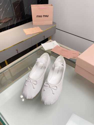 出厂价P P330顶级品质 Miu Miu芭蕾舞平底单鞋 春夏 全新超美芭蕾鞋原版一比一开发 时尚淑女气质脚背弹力象劲上脚非常方便 鞋面:进口灯芯绒 垫脚 内里