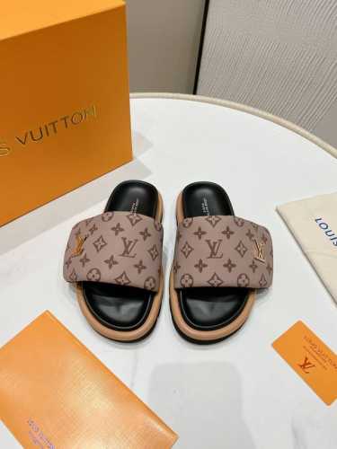 Lv 情侣款 专柜主打最新款老花带Logo 拖鞋硬货上新 代购级别 高级感十足 国内外博主刷爆的一款 复古又时髦 上脚美炸了 官网主推款 鞋面 高定制丝光布压花