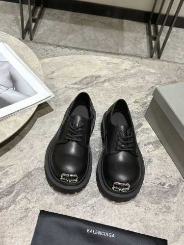 balenciaga 巴黎世家 新款 Stomper Derby 大头德比鞋 这双鞋简直是今年潮流圈的黑马，夸张的大头设计，让人一眼就爱上！ 第一眼看到它，就被