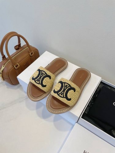 开启度假模式 Celine 赛琳 夏日编织艺术品 保留了材质最纯粹的本色与质地 爆款凯旋门拖鞋 法式慵懒焊脚上 疯狂心动呀 贵气从脚尖漫出 秒变氛围感美人 这次