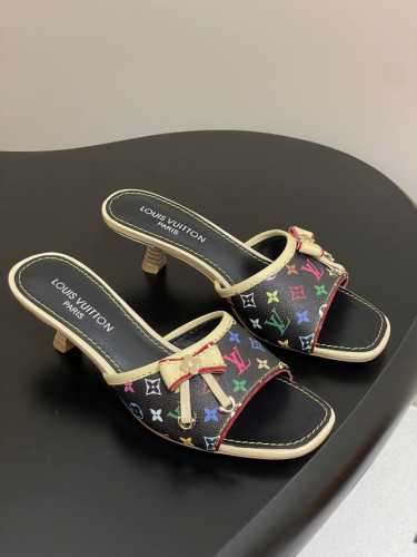 25Ss新款Louis Vuitton Lv小猫跟蝴蝶结凉拖鞋小猫跟拖鞋 本款 Lv 猫跟凉拖取材Monogram 丹宁布，释放悠闲夏日气息。一字带造型实现舒适