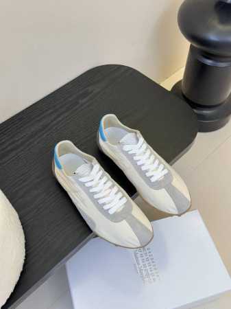 延续品牌独具辨识度的解构主义美学，Maison Margiela 2025春夏系列新款上架！新款Sprinters运动鞋轮廓采用做旧感尼龙与复古处理麂皮制成，灵 - 点击图像关闭
