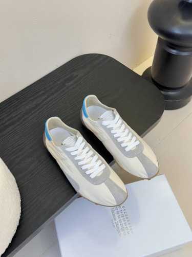 延续品牌独具辨识度的解构主义美学，Maison Margiela 2025春夏系列新款上架！新款Sprinters运动鞋轮廓采用做旧感尼龙与复古处理麂皮制成，灵