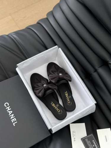 Chanel 新款蝴蝶结拖鞋！ 这一季的蜜儿拖上脚太好看了 上脚巨显细长 灰常滴高级！ 鞋面绸缎 内里羊皮 真皮大底 Size:35-39 其他码数定做