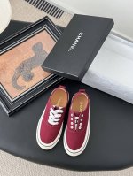 配白色飞机盒 Chanel 25C隐藏款休闲小白鞋！ Vintage感满满，中古复刻款Get啦～ 小白鞋适配春夏，黑白拼接就很Chanel。 配合袜子就很复古学