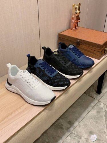 新款: 厂价 阿玛尼Armani* 最新爆款休闲鞋，顶端品牌奢侈～代购，顶级～质量。鞋面選用进口透气牛皮搭配织布材质透气羊皮垫脚 精细做工。原版个性时尚柔软橡膠