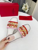 Valentino.华伦天奴 最新系列 手工编织细节完美 非常亮眼的走秀系列推出 码数：35一43码出厂价p