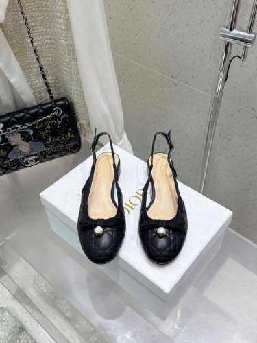 顶级版本 迪奥 Dior 2025春夏高定系列新款 Ballet 标志性电绣藤格纹低跟芭蕾舞女鞋 CD字母logo珍珠扣粗跟蝴蝶结凉鞋材质：进口金属羊皮 环保藤