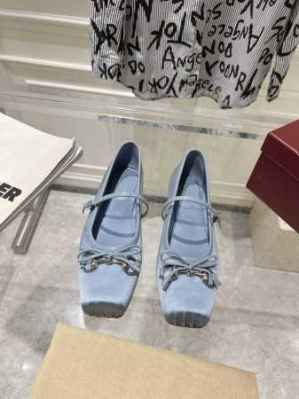 Gucc*古驰芭蕾鞋2025早春系列芭蕾鞋 就说今年是芭蕾鞋大年，Gucci 2025早春系列的芭蕾鞋也火了！小方头设计+经典马衔扣，在精致、优雅中又带着一丝俏 - 点击图像关闭