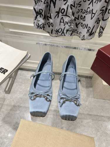 Gucc*古驰芭蕾鞋2025早春系列芭蕾鞋 就说今年是芭蕾鞋大年，Gucci 2025早春系列的芭蕾鞋也火了！小方头设计+经典马衔扣，在精致、优雅中又带着一丝俏