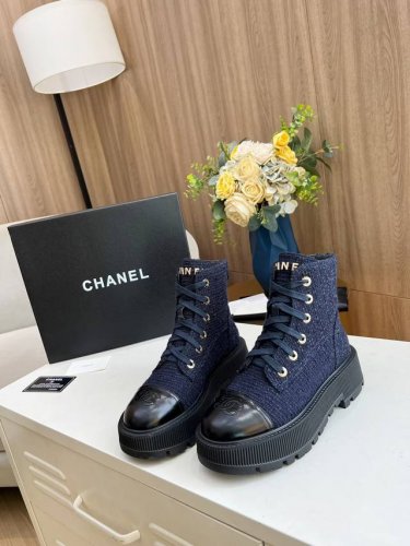 出厂价： 元 秋冬新款chanel 香奈儿 踝靴原版开模 绑带设计穿脱超级方便，鞋头logo电绣 鞋舌也是金属品牌logo 面料：特殊材料 内里 垫脚：牛里 采