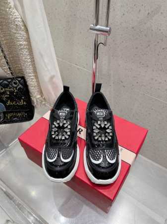 Roger Vivier Rv 25Ss新款 Viv Motor休闲鞋运动鞋 本款休闲鞋以皮革拼镜面织物和网眼面料制成前面点缀迷你闪钻饰扣和珐琅花朵 舒适又不失 - 点击图像关闭