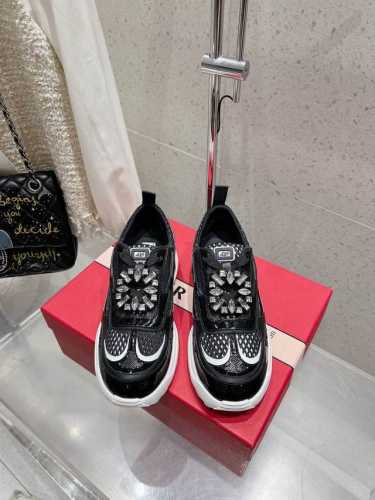 Roger Vivier Rv 25Ss新款 Viv Motor休闲鞋运动鞋 本款休闲鞋以皮革拼镜面织物和网眼面料制成前面点缀迷你闪钻饰扣和珐琅花朵 舒适又不失