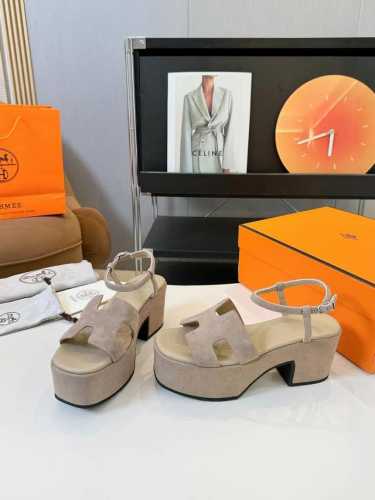 Hermès 爱马仕经典防水台H坡跟厚底凉鞋极约复古的设计 浓厚的异域风情时髦感十足、随便上脚都很有腔调简简单单的款式随便搭配一下高级感就很棒百搭的颜色流畅的线