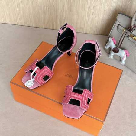 7Cm组图 出厂价P Hermes 爱马仕 Joy 70高跟凉鞋 时尚又百搭 搭配H鞋头 超级舒服 每个细节都做到极致 搭配同色调标志性纯鞋扣 设计简约流畅 打 - 点击图像关闭