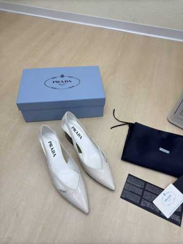 经典单鞋系列 Prada 简约设计 搭配三角标 Logo 的设计和简约的线条 很有格调 简单纯粹得色调 原版开模 舒适炸街 白色 小牛开边珠Logo 擦色工艺