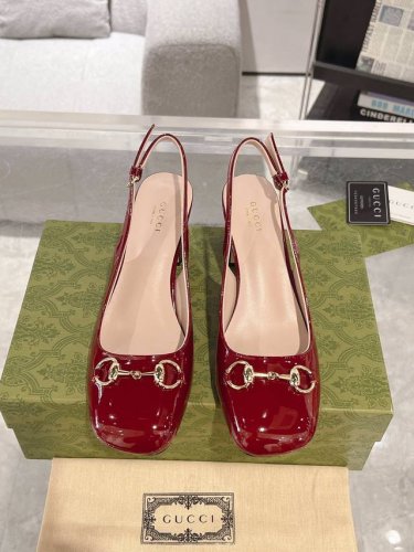 Gucci 女士马衔扣后系带凉鞋 这款浅口鞋甄选漆皮打造 匠心融蕴经典马衔扣造型配件 圆头和可调节脚踝搭扣设计相得益彰 演绎学院风格 原版定制漆皮 内里定制羊皮