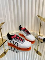 顶级版本: 女款 Valentino 2025华伦天奴最新春季运动鞋！渐变色一体鞋面，Runboot运动轻盈舒适，蓝球鞋、跑步鞋、时尚运动鞋集于一体的多功能设计