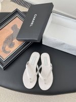 Chanel 25p新品夹脚人字拖鞋 这一系列这真的是绝了 怎么会这么美 夏天真的是无敌搭配可盐可甜 鞋面采用进口小牛皮 内里是小羊皮 真皮大底 码数 35-3