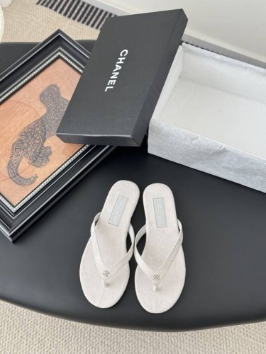 Chanel 25p新品夹脚人字拖鞋 这一系列这真的是绝了 怎么会这么美 夏天真的是无敌搭配可盐可甜 鞋面采用进口小牛皮 内里是小羊皮 真皮大底 码数 35-3