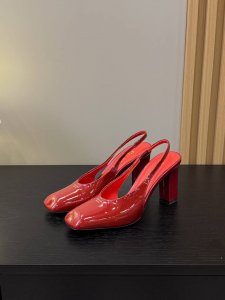 出厂价 25年新款上市走秀明星新品时尚潮流 PRADA 普拉达 方头高跟方跟粗跟凉鞋后空单鞋。能够完美的修饰脚型，让你的双脚看起来又纤细又修长，自带一种优雅和锐