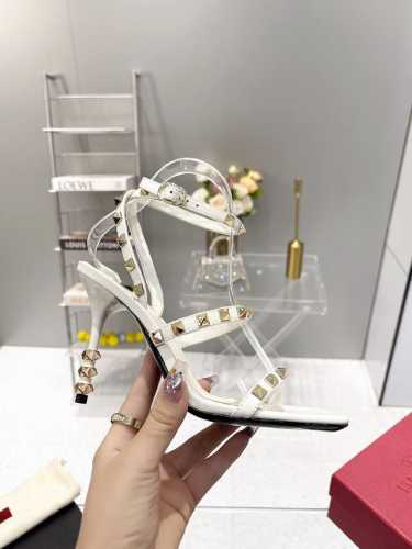 Valentino专柜新品给大家推荐一款 网红街拍都爱搭配的腔调单品哦~ 跟着时尚达人的步伐来走准没错！搭配上简单或时尚款的衣服穿，鞋面镂空设计搭配V家经典铆钉