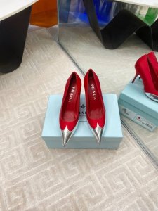 出厂 Prad*普拉达 25早春新款绝美尖头拼色高跟单鞋 这一季太让人惊喜了，时尚界久违的极简之美，多巴胺配色 毫不费力的优雅风来袭时髦 精致 绝美穿上就是仙飘