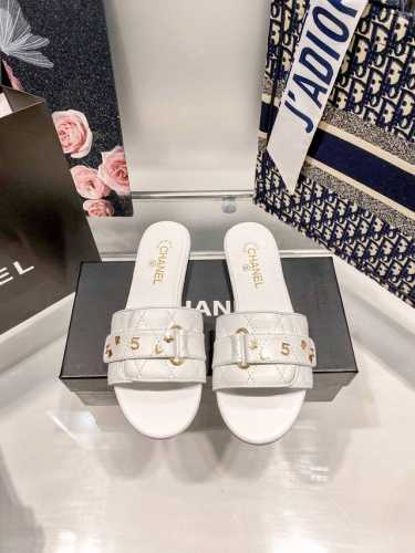 橙子出厂价p chanel 香奈儿 春夏新款 菱格皮带扣金属钉平底拖鞋 一字拖 休闲凉拖 码数 35-41