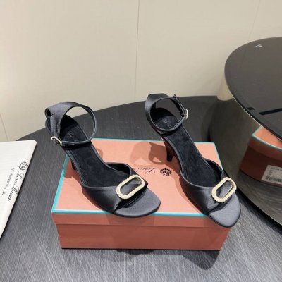 出厂: 独家顶级版本 Lor*Pian*25Vs春夏爆凉鞋系列 方扣高跟凉鞋 极简主义风格，复古又级！ 简约又大气，属于非常耐看的款式！高级百搭之王一年四季春夏